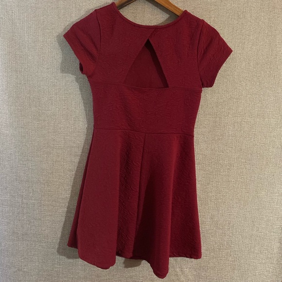 Summer red dress with rose embossed fabric and a back detail - Picture 4 of 10